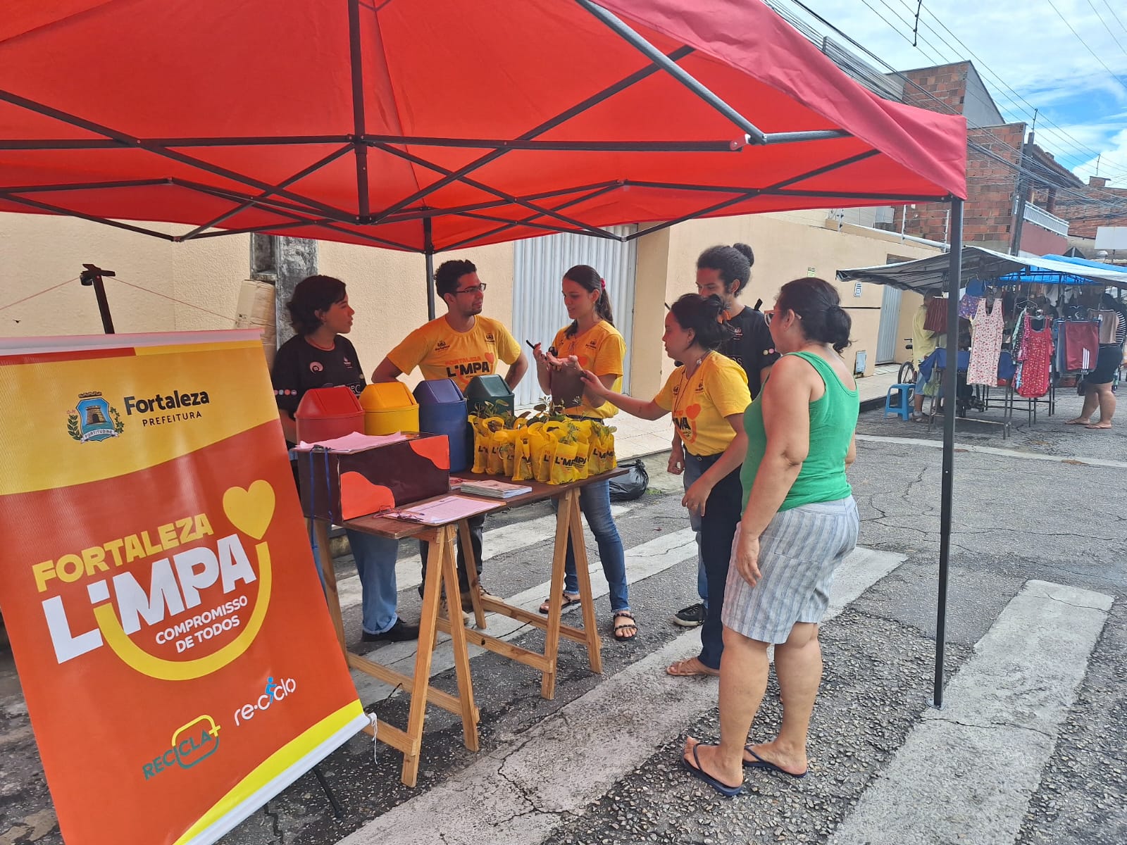 stand com jovens distribuindo mudas de plantas